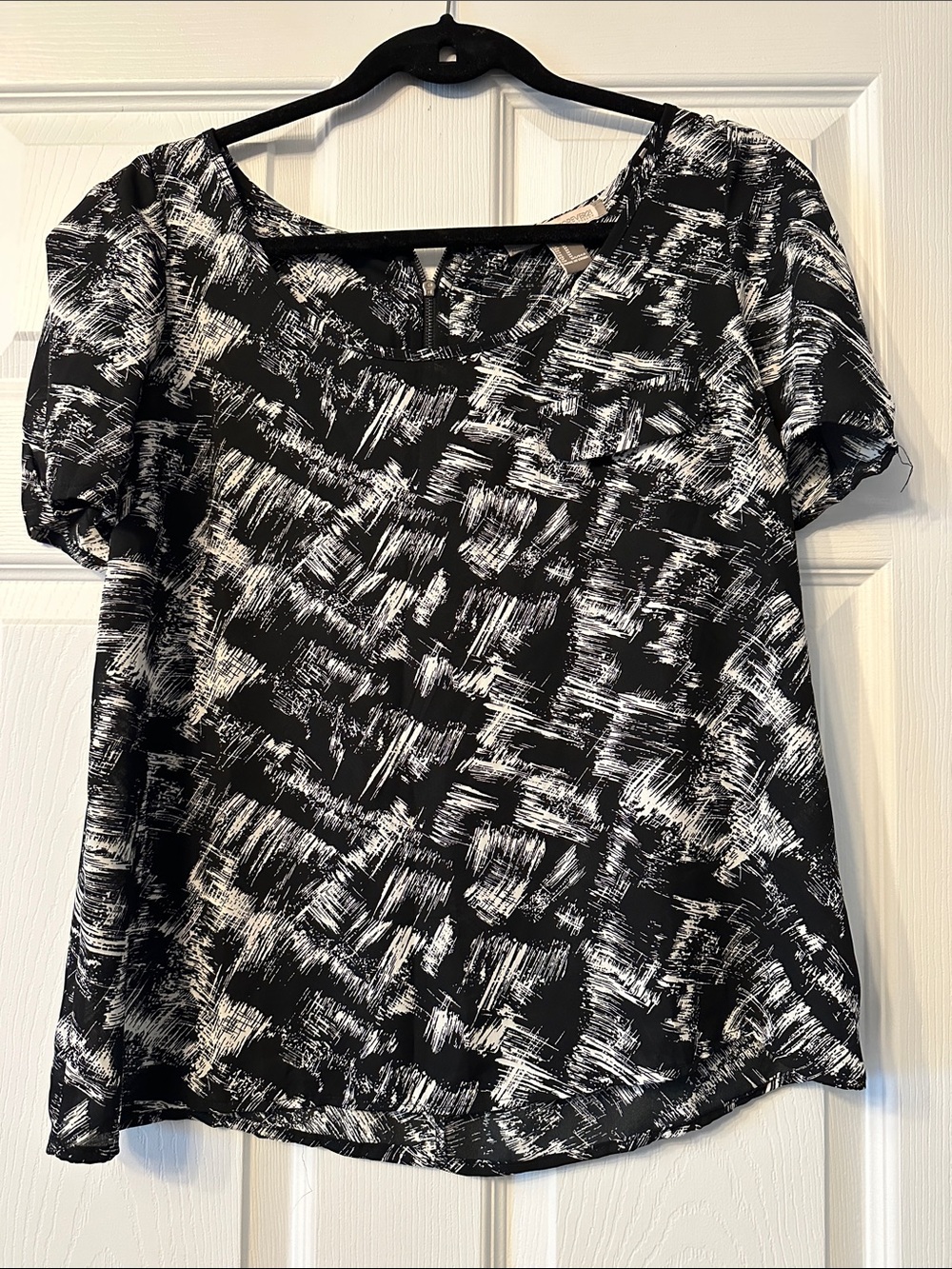 Forever 21 Black & White Abstract Print Short Sleeve Blouse